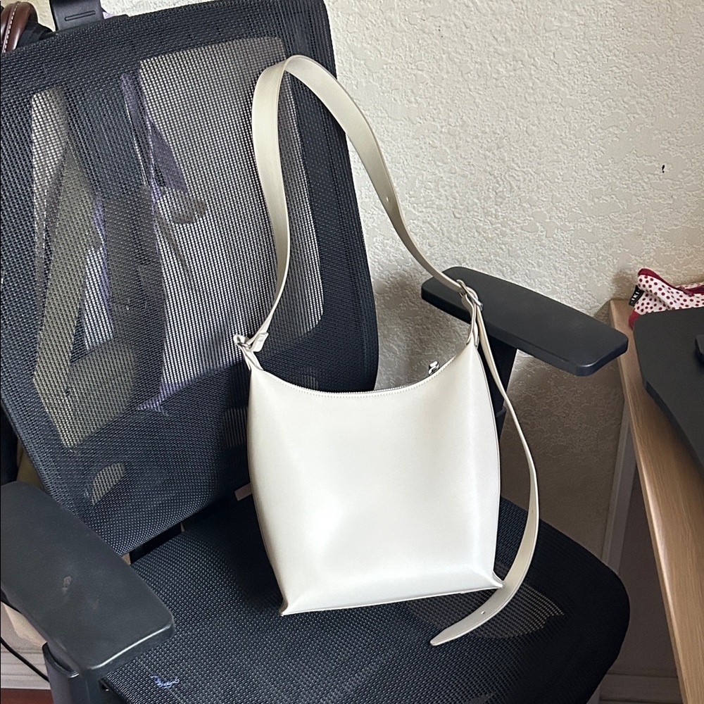Elegant GU Leather Cream Shoulder Bag